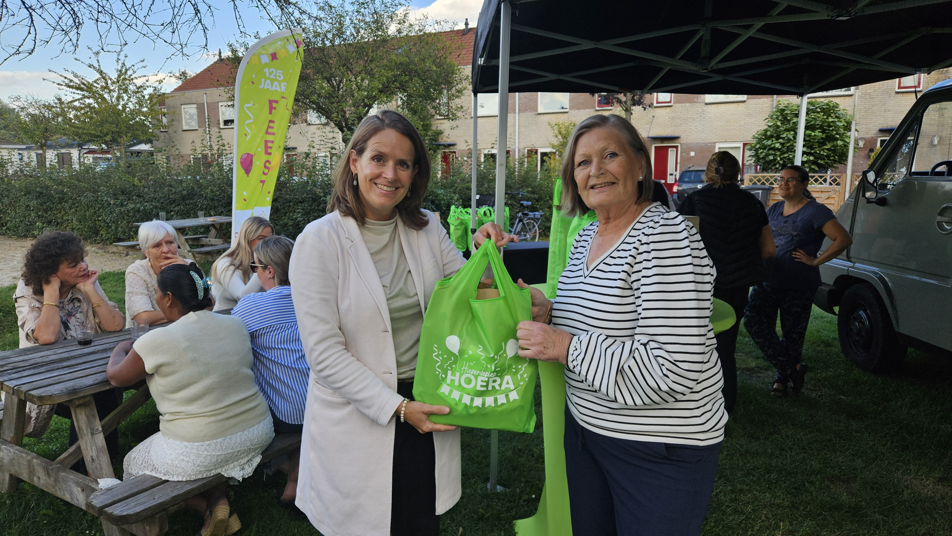 Overhandigen feestelijke boodschappentas 125 jaar